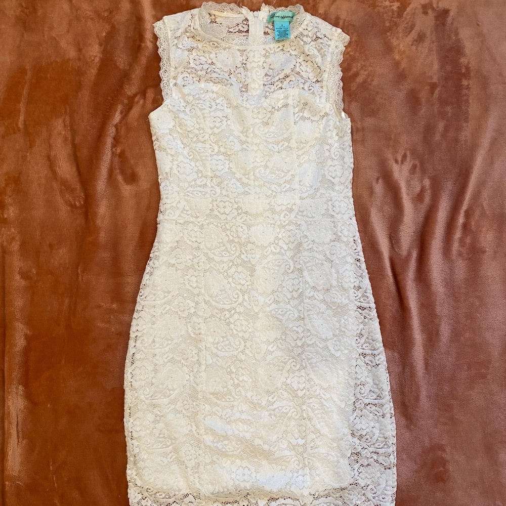 Knee-length lace dress! 👗